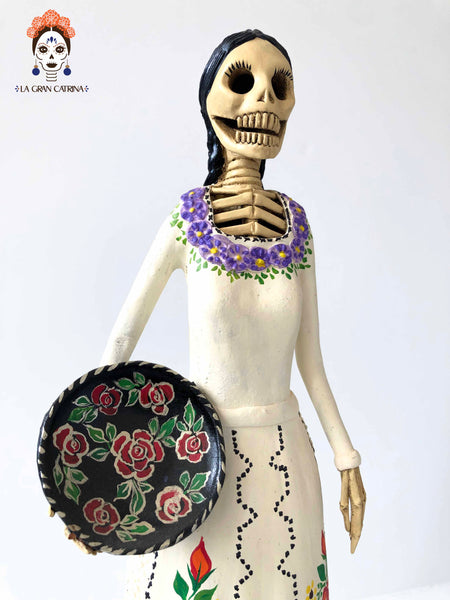 Catrina con plato floreado - 50 cm. 20 in.