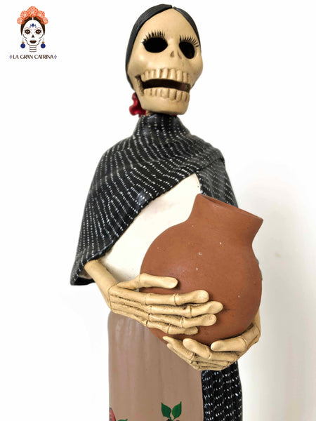 Catrina con olla de barro - 67 cm. 27 in.