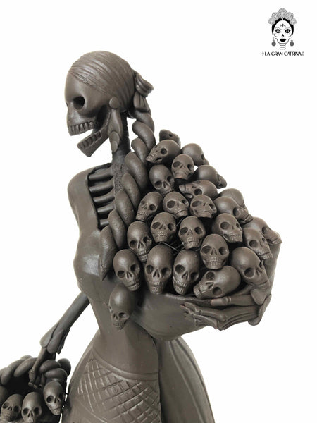 Catrina con cesto de Calaveritas - 50 cm. 20 in.